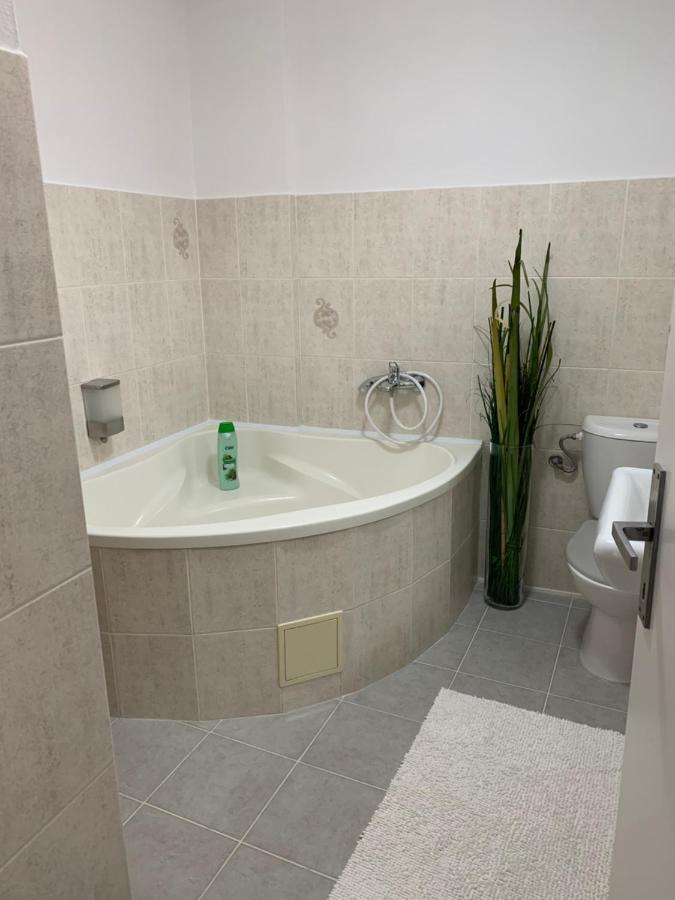 Penzion Holiday Trnava Exterior foto